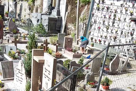Laorca. “Cimitero senza decoro, coperto dalle foglie non raccolte”