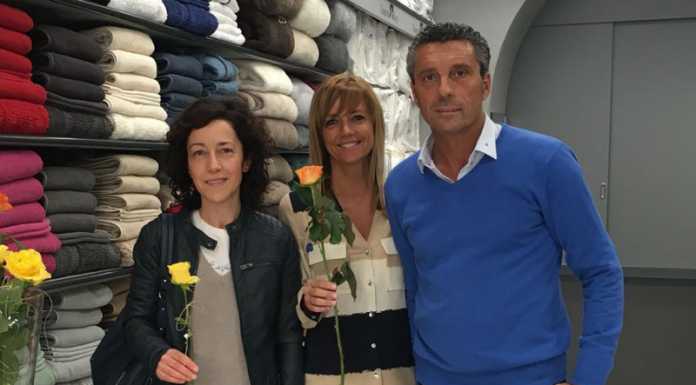 Lecco. Nuovo look per Corredo Casa e una rosa di benvenuto alle clienti