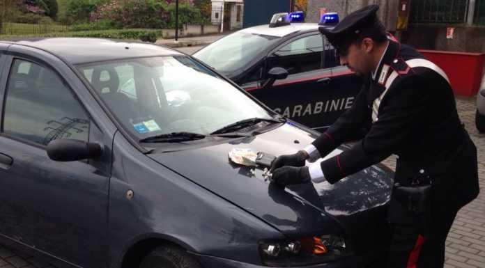 Pusher su un’auto rubata, intercettato e arrestato ad Annone
