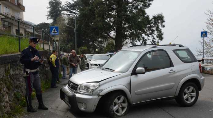 Bellano. Si sente male mentre guida e finisce contro un muro