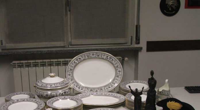 Ruba statuine in bronzo e piatti per 20mila euro, denunciato dai CC