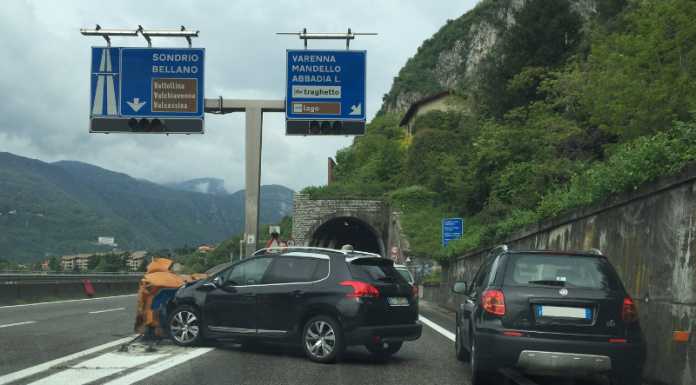 SS36. Si schianta in auto mentre imbocca la rampa d’uscita verso Abbadia