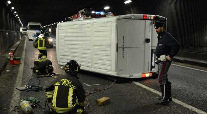 Furgone si ribalta nel tunnel della nuova Lecco – Ballabio