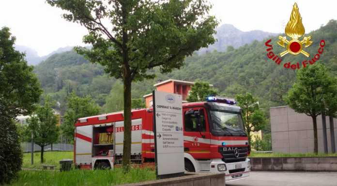 Incastra la mano in distributore di giochi, bimba liberata dai VVFF