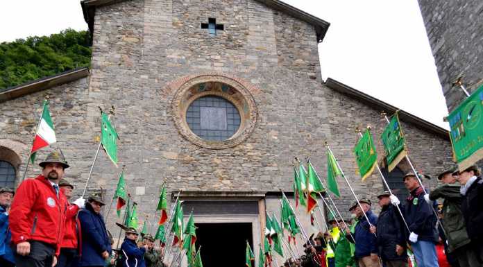 Varenna applaude le penne nere, in festa per i loro 95 anni