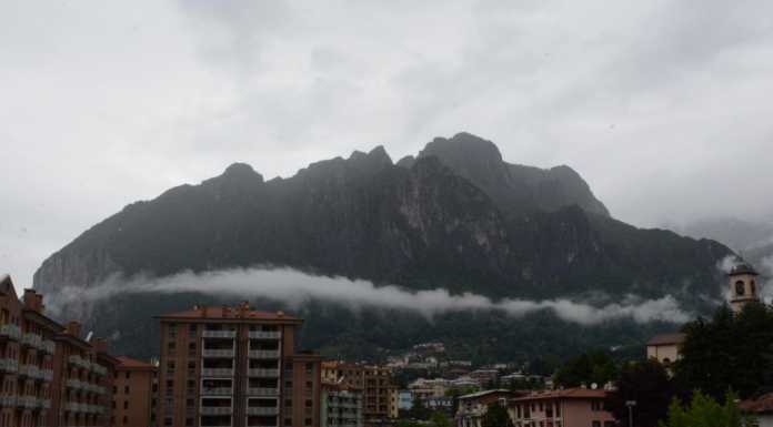 Gioco di nuvole: una candida collana “abbraccia” il San Martino