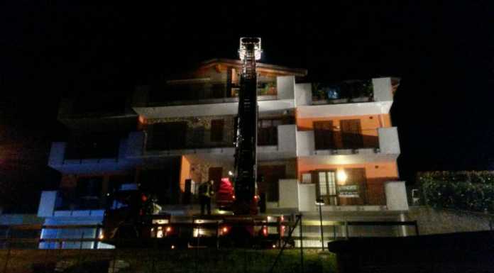 Incendio a Torre de Busi: in fiamme il tetto di una palazzina