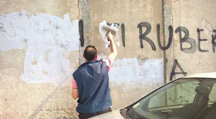 Via la scritta dal muro di via Parini grazie a Vivere Lecco