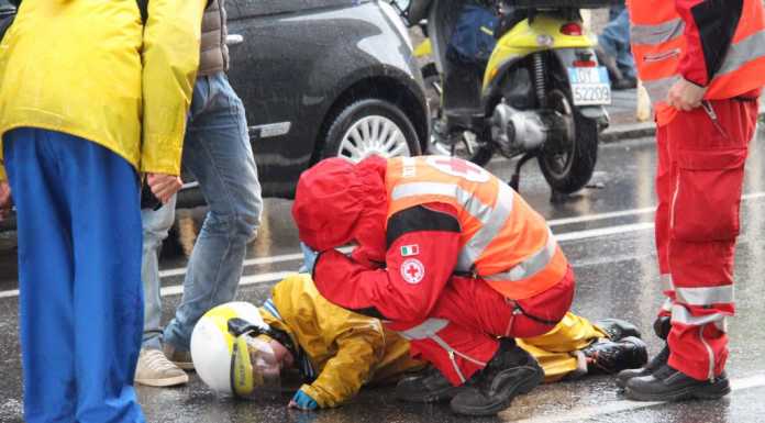 Brutta caduta dallo scooter, postina soccorsa in via Parini