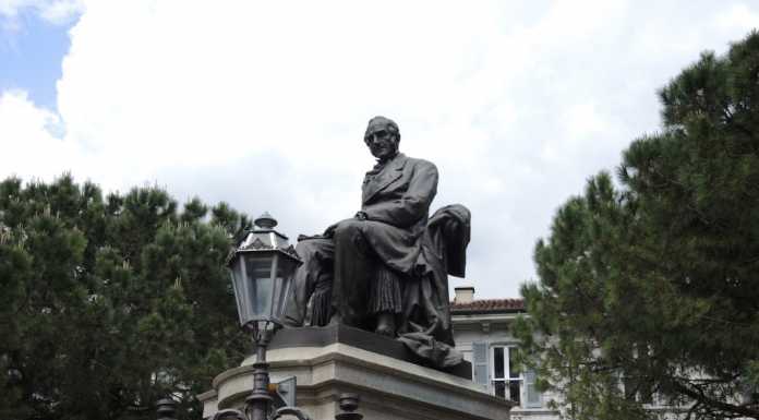 Inaugurato nel 1891, festeggia 125 anni il monumento a Manzoni