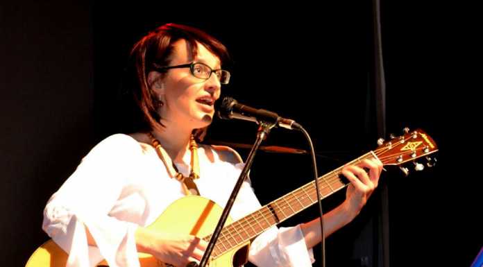 Mandello. Tra folk e laghée Linda Spandri trova… le sue ali