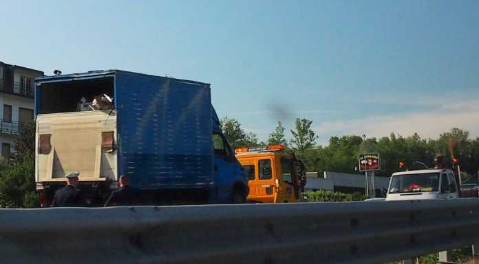 Costa M.: si ribalta mezzo pesante, traffico in mattinata sulla SS36