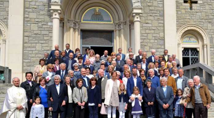 Coppie in festa a Mandello. Il parroco: “Voi siete un esempio”