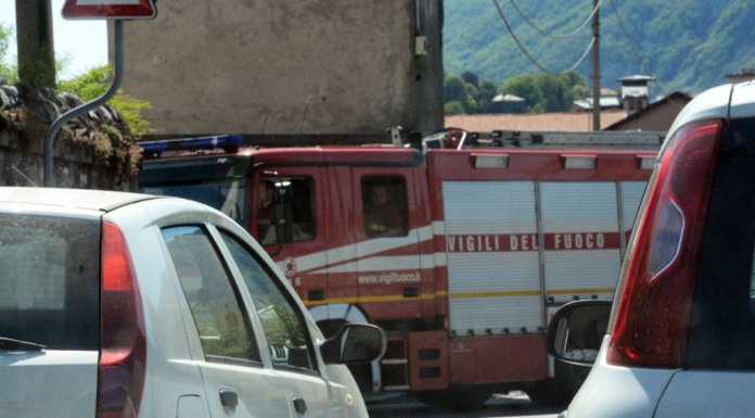 Bimba di tre anni bloccata in auto, “liberata” dai pompieri