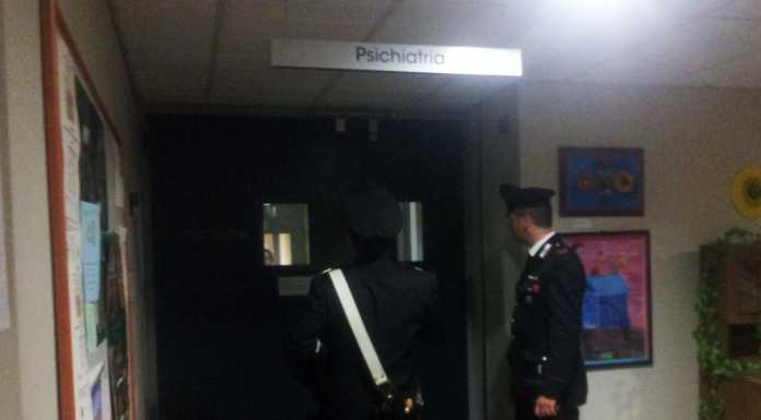 Cerca di fuggire dalla psichiatria e precipita al piano di sotto