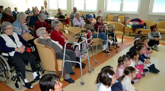 “Leggere per crescere”. In casa di riposo i bimbi dell’asilo di Molina