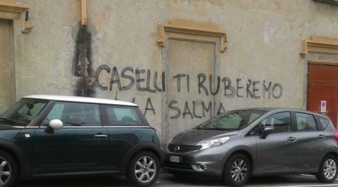 Via Parini: volontari al lavoro, via la scritta anti-Caselli