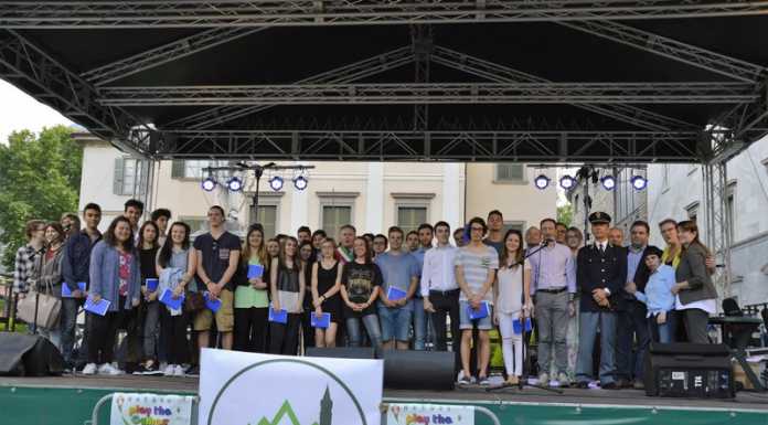 Lecco: consegnate le Costituzioni ai 18enni in Piazza Garibaldi