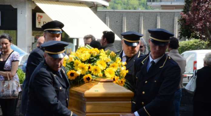 Amici e familiari per l’addio ad Alessandro, aveva 27 anni