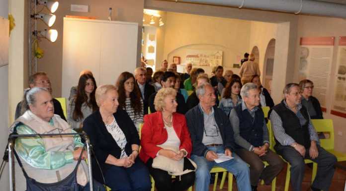 Gli studenti insegnano l’informatica ai “nonni”: 75 anziani al corso