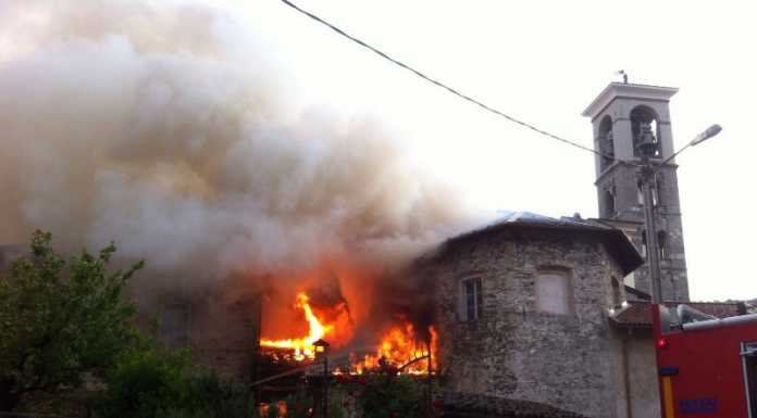 Mandello. In fiamme la chiesa di San Lorenzo