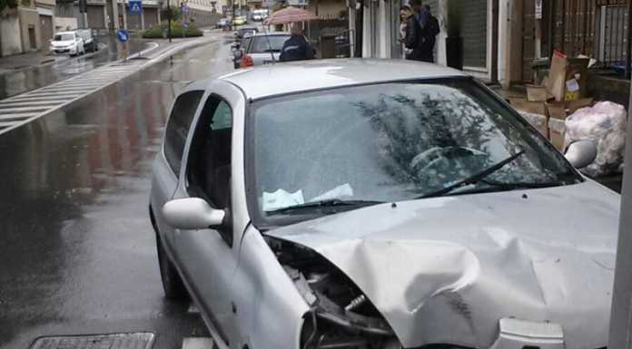 Lecco. Auto sbanda e finisce contro un palo della luce