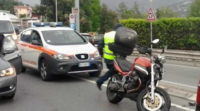 Incidente auto – moto a Pescate, biker finisce all’ospedale