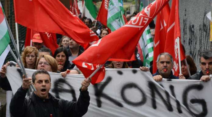 “Lavoro!”. L’urlo dei dipendenti König in corteo a Lecco