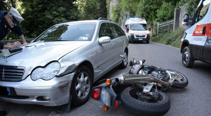Schianto auto e moto a Malgrate: biker finisce in ospedale