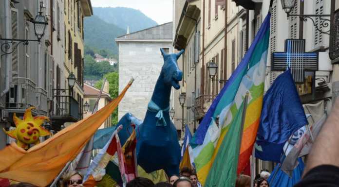 Sfila il cavallo azzurro. “Cure più dignitose per i malati mentali”