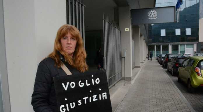 Incatenata davanti al tribunale da giorni: “Voglio giustizia”