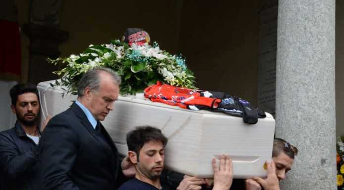 Olginate, una folla di giovani dice addio a Cristian Burini