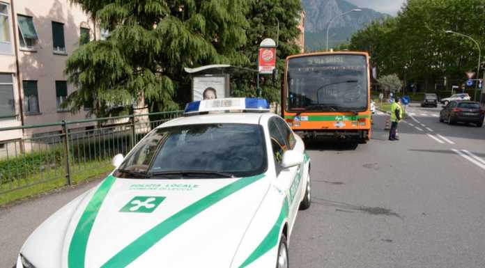 Pullman rischia di bruciare, l’autista spegne l’incendio