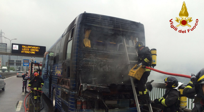 Bus in fiamme fuori dal Barro, autista soccorso. Lunghe code