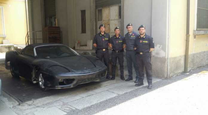 Como: sequestrata in dogana una Ferrari “taroccata”