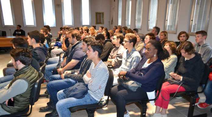 Il sindaco di Mandello ai diciottenni: “Non siate pigri”