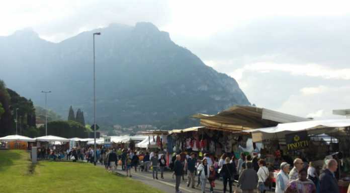 Malgrate: le bancarelle fanno il pienone sul lungolago