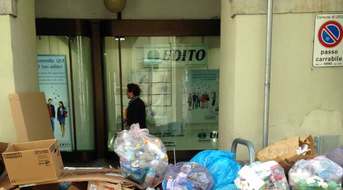 Rifiuti in centro. “Avvisi scarsi, la colpa non è dei commercianti”