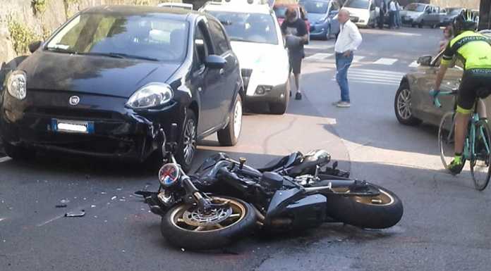 Schianto tra auto e moto: tutti in coda sulla vecchia Lecco-Ballabio