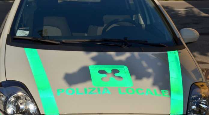 Mandello, rientra in casa per evitare la sanzione e si becca la denuncia