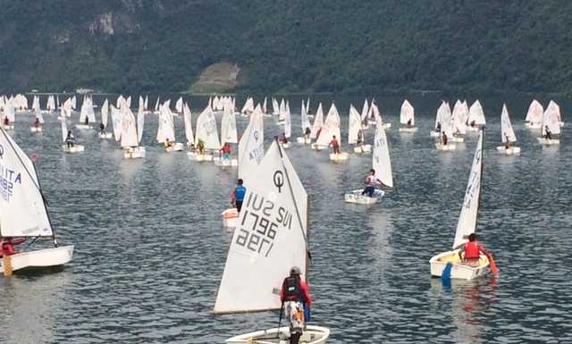 Piccoli velisti crescono. Gli Optimist danno spettacolo a Mandello