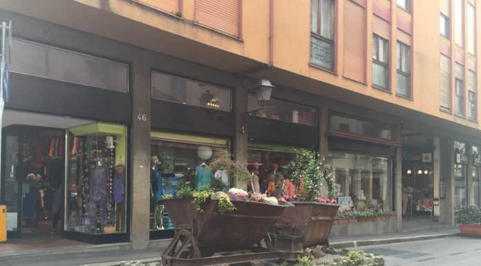 Via i carrelli della “discordia” da via Cattaneo: l’aiuola cambia