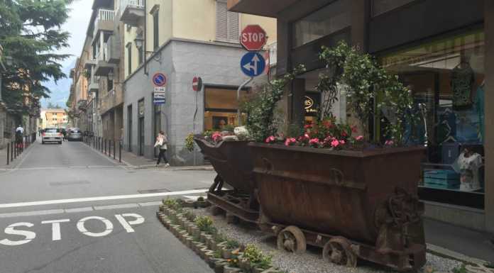 L’aiuola copre il negozio ed è polemica. Il caso in via Carlo Cattaneo