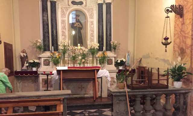 Maggianico: chiesa di S. Antonio allagata, ripulita dai residenti