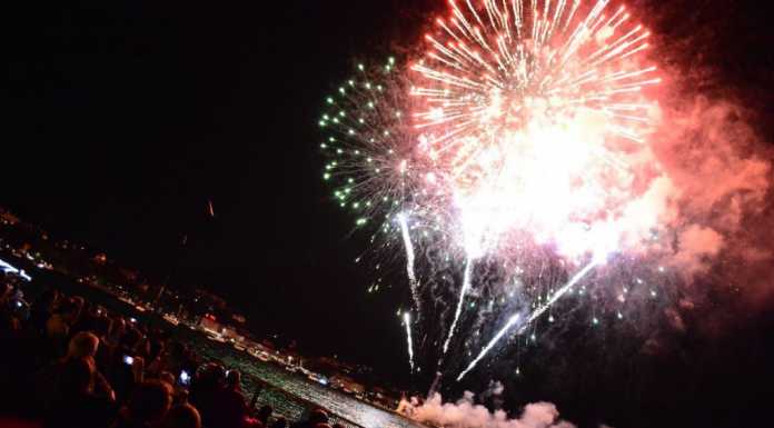 Spettacolo sul lago: i fuochi artificiali illuminano Lecco