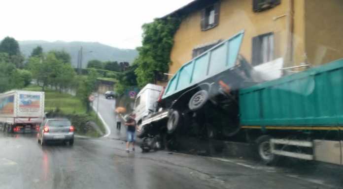 Camion fuori strada a Calco, finisce sul muretto di una casa