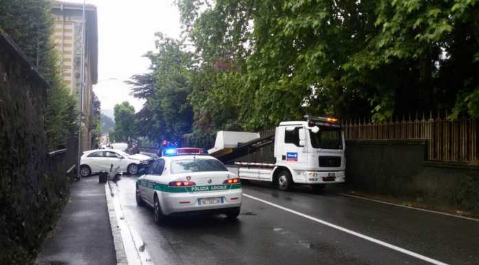 Maggianico: scontro tra auto e furgoncino, due feriti