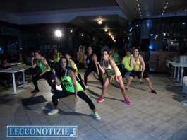 Shopping di sera, tutti “in ballo” fra i negozi aperti fino a tardi