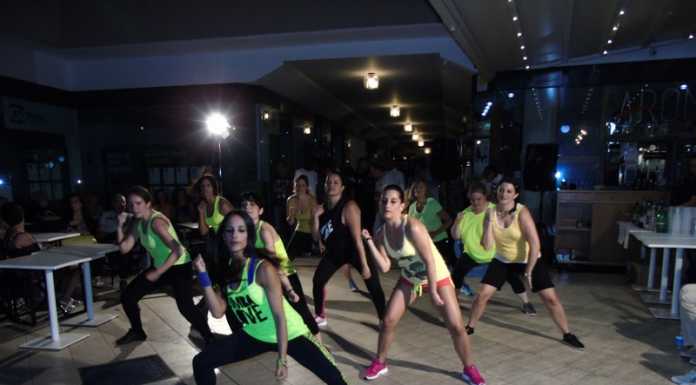 Shopping di sera, tutti “in ballo” fra i negozi aperti fino a tardi