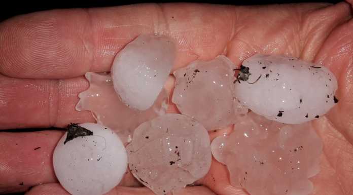 Grandine e allagamenti a Mandello, strade e prati imbiancati